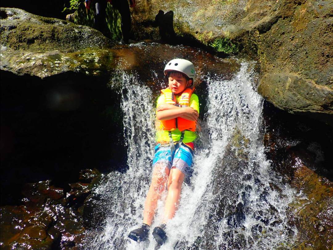 スプラッシュキャニオニング 大見謝川（おおみじゃがわ）の清流で渓谷下り！滝つぼへジャンプ！まるで天然のアスレチック！