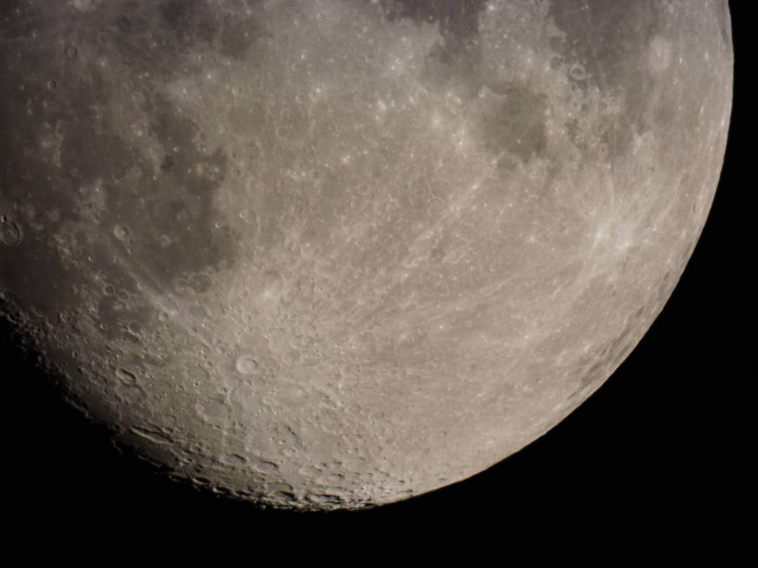 望遠鏡で覗く月