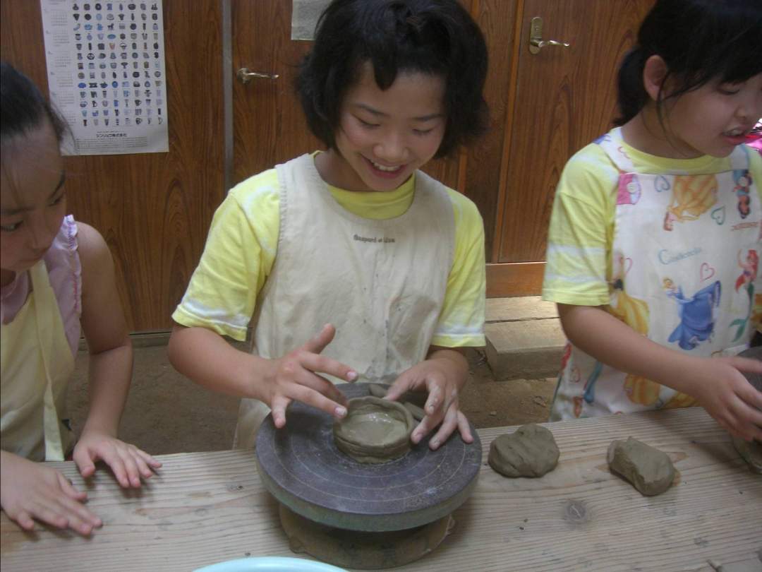 受講の様子です。お子様でもお気軽に陶芸が楽しめます。