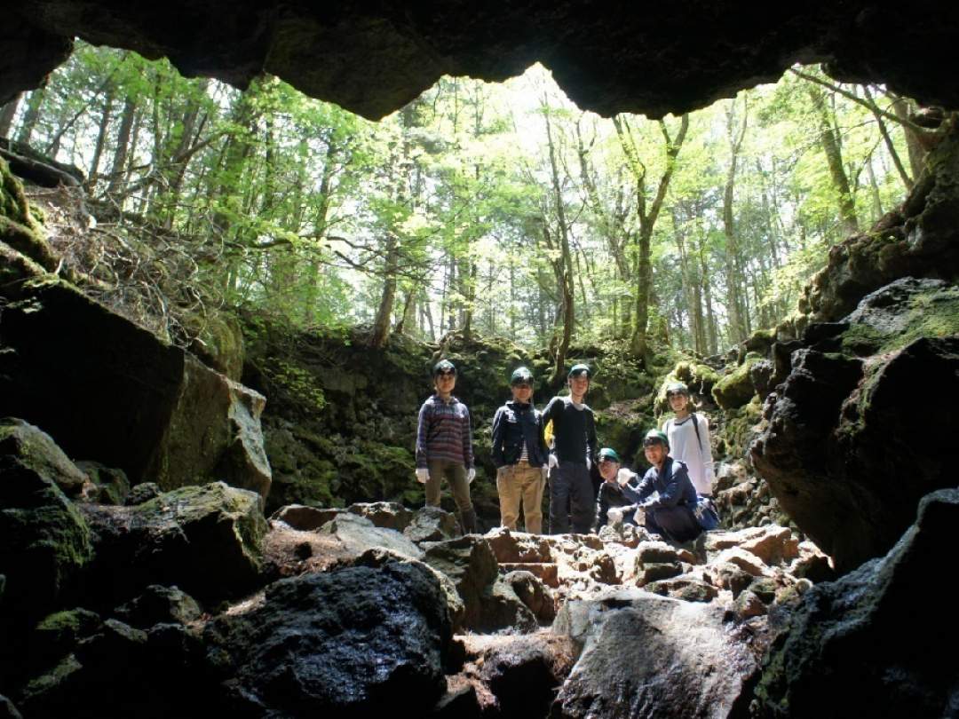 ★一般の観光客が入ることのできない樹海の天然火山洞窟にご案内します。