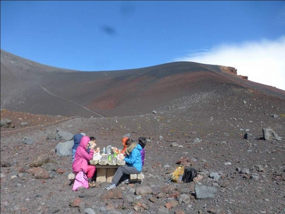 ★富士最大の噴火口の底での昼食ランチタイムは非日常の極み。