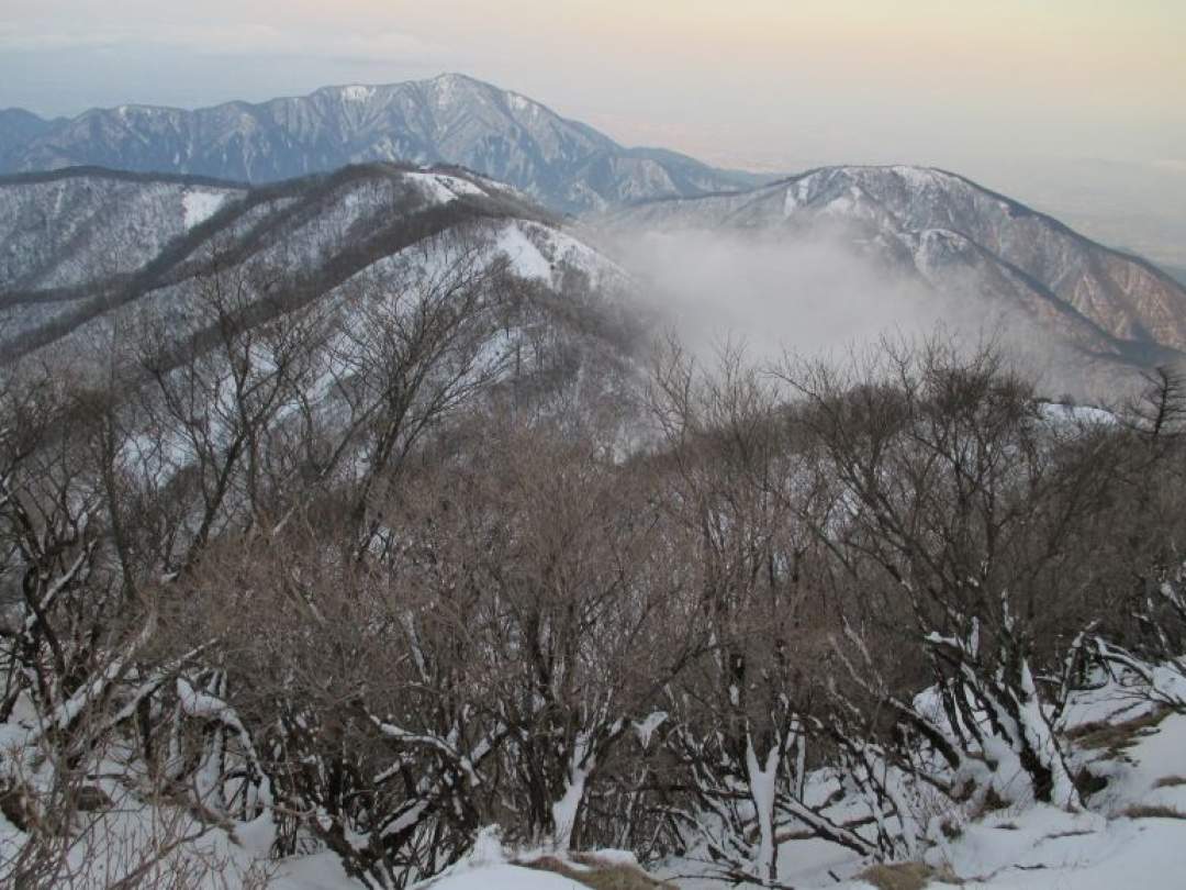 冬の時期 塔ノ岳から 大山遠望　丹沢から平野にいちばん近いのが大山ですね。見栄えもしてかっこいい。