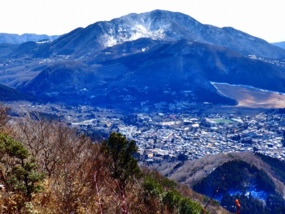 噴煙あげる大涌谷。箱根山・中央火口丘や芦ノ湖の展望がすばらしいです