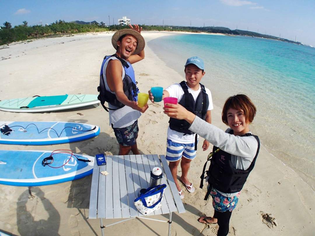 ビーチでのドリンクタイムも気持ちイイ！
いい汗かいた後の、お茶とお菓子は絶品！
冷た～いお茶にあま～いお菓子！！冬はホットの飲み物！