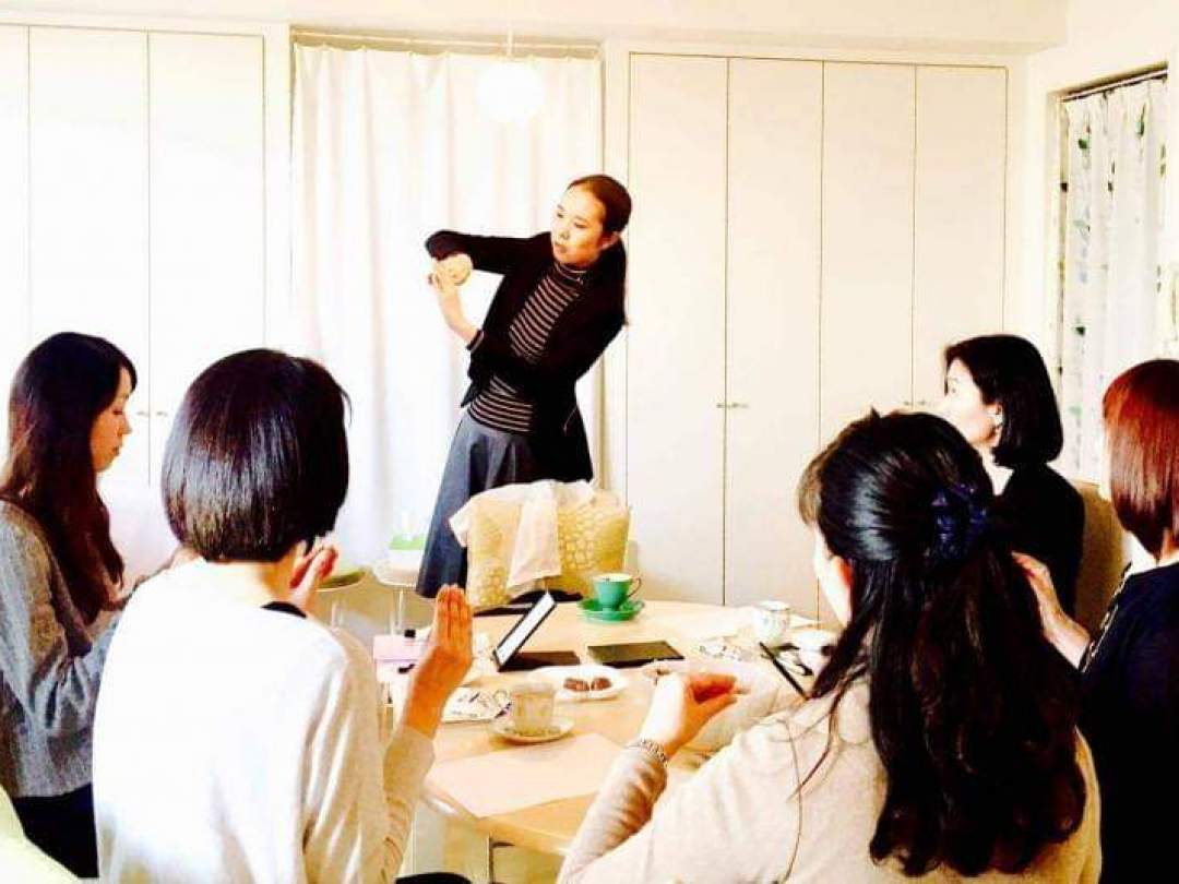 このような座っての姿勢や所作のレッスンも行っています♬