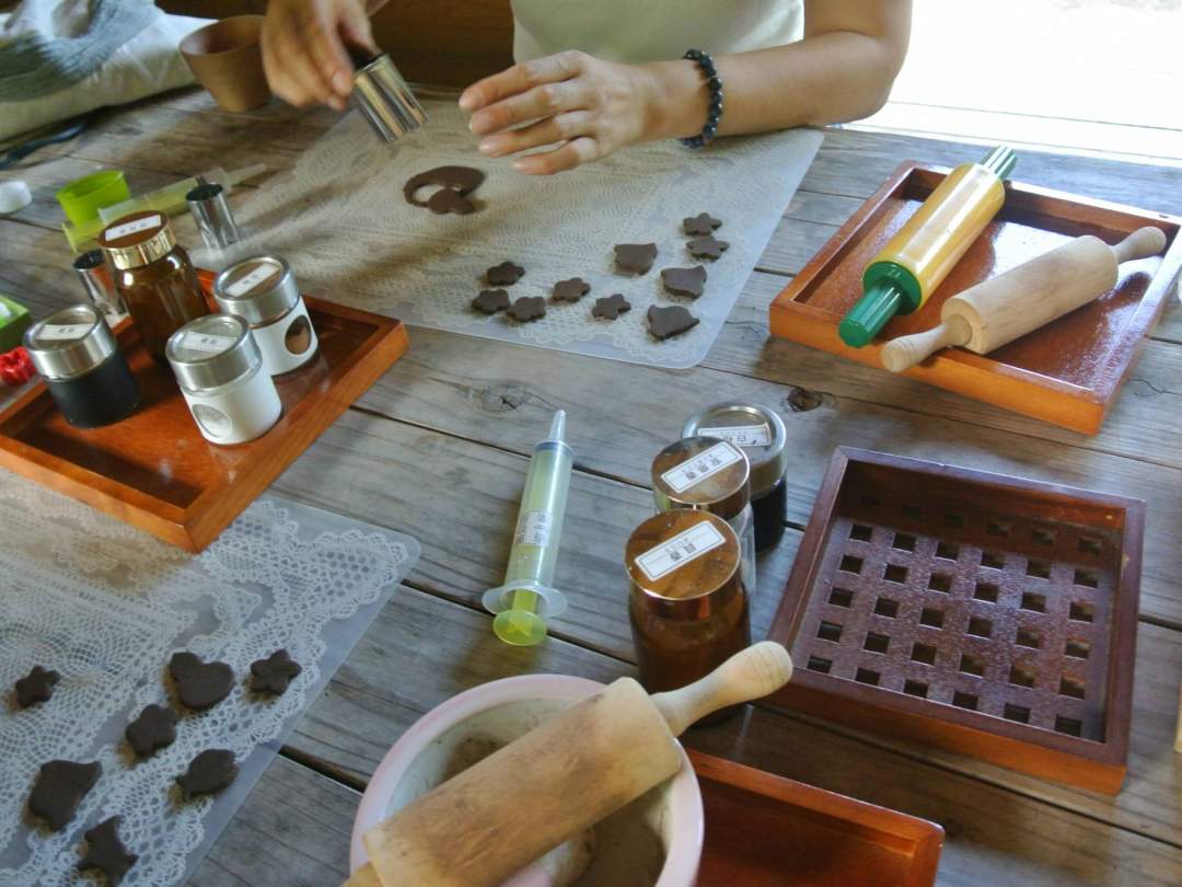 様々な型抜きを使って印香を作ります。
