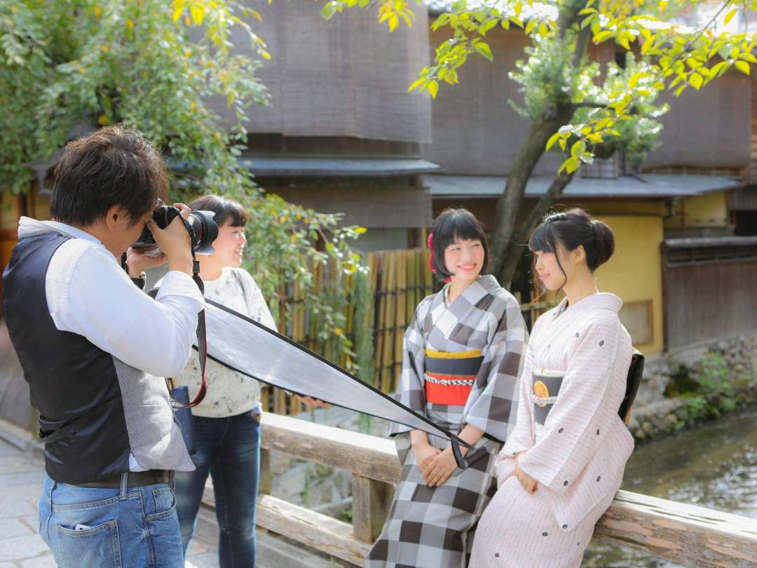 ＊プロカメラマンと京都の観光地を巡り、お客様の最高の一瞬を撮影致します。
　着物姿が美しく見えるポージング・表情をご指示致しますので初めての方も安心して撮影いただけます。