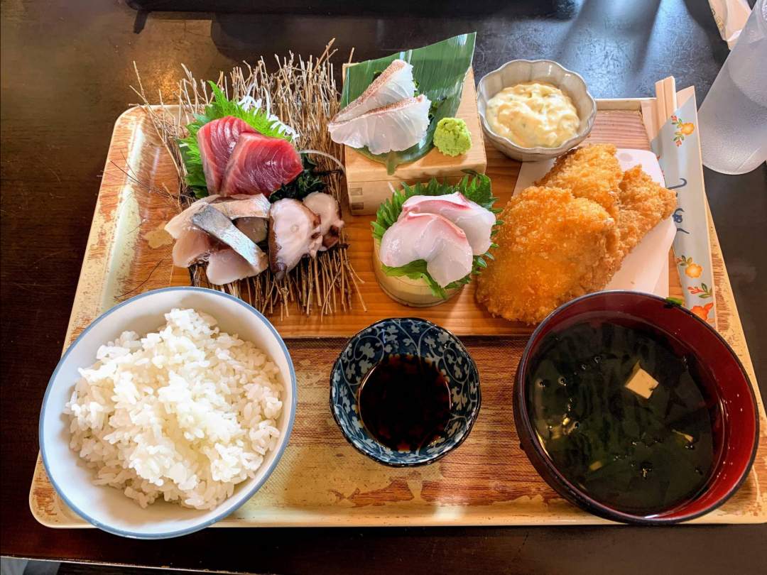 当日仕入れた新鮮な魚♪刺身5点盛りと地魚のフライ定食をご用意♪地元ならではの定食をお楽しみください。