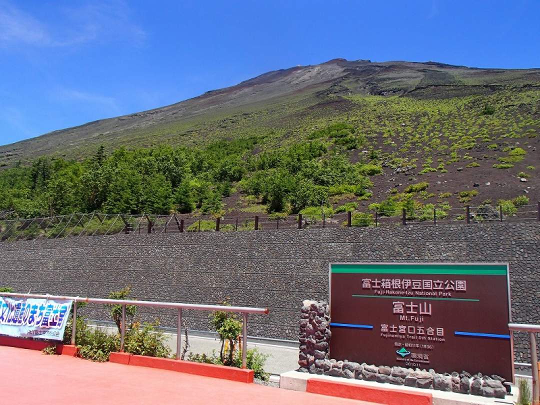 富士山の4つある登山口の中でも最も標高の高い富士宮五合目（2,400ｍ）より登山スタートします。