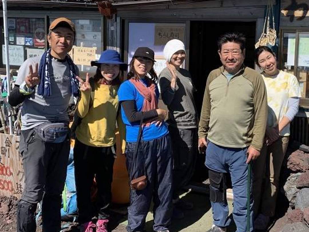 山小屋スタッフもいつも笑顔で親切です！　なんと夕食のカレー食べ放題♪