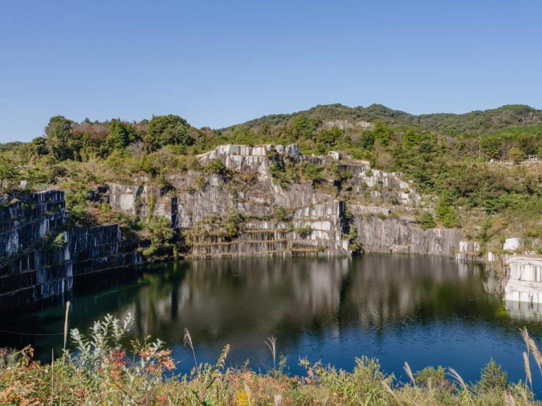 “地図にない湖”と切り立つ岩盤。採石場と湖の絶景が楽しめます。
