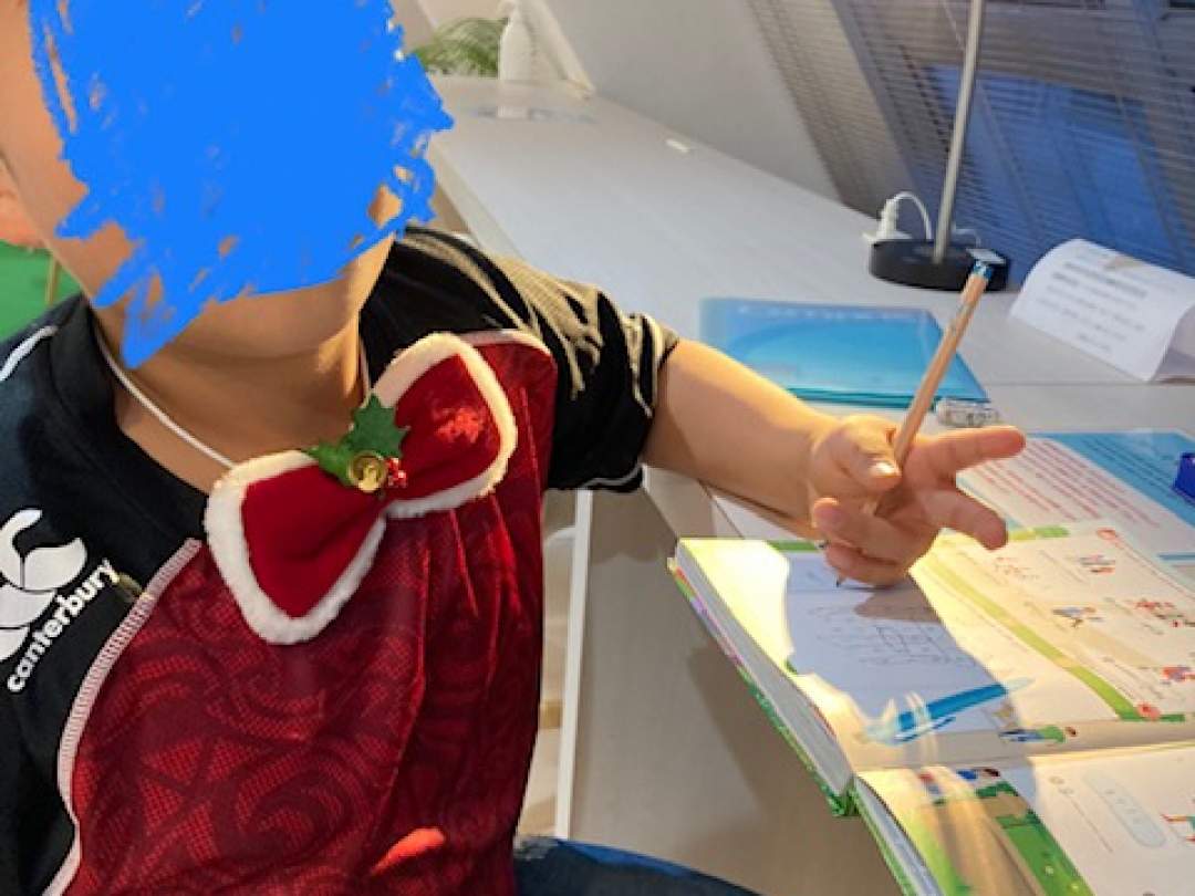 いたずらが好きなK君。
英語が大好きで会う度に上達しています。
テキストとライティングをバランスよく行ってます。
