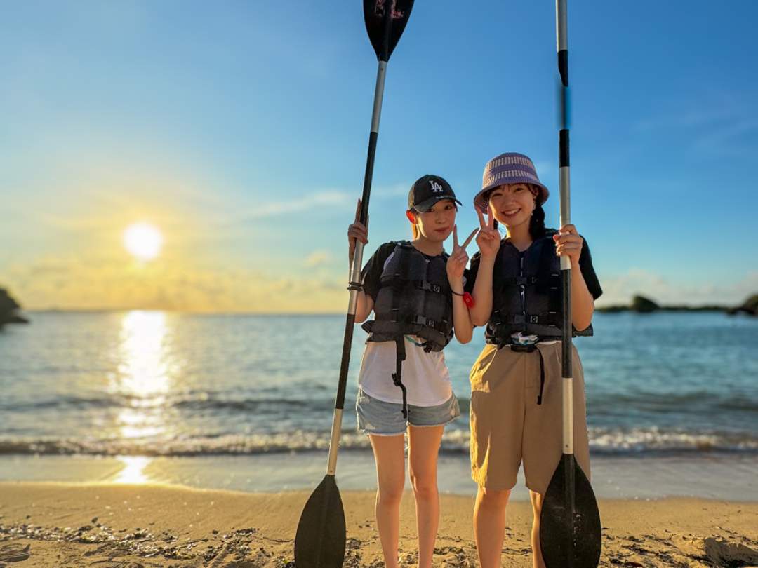 恩納村【サンセットシーカヤック】沖縄の夕日に癒される｜カップル・女性に人気｜レンタル品・写真動画すべてコミコミ