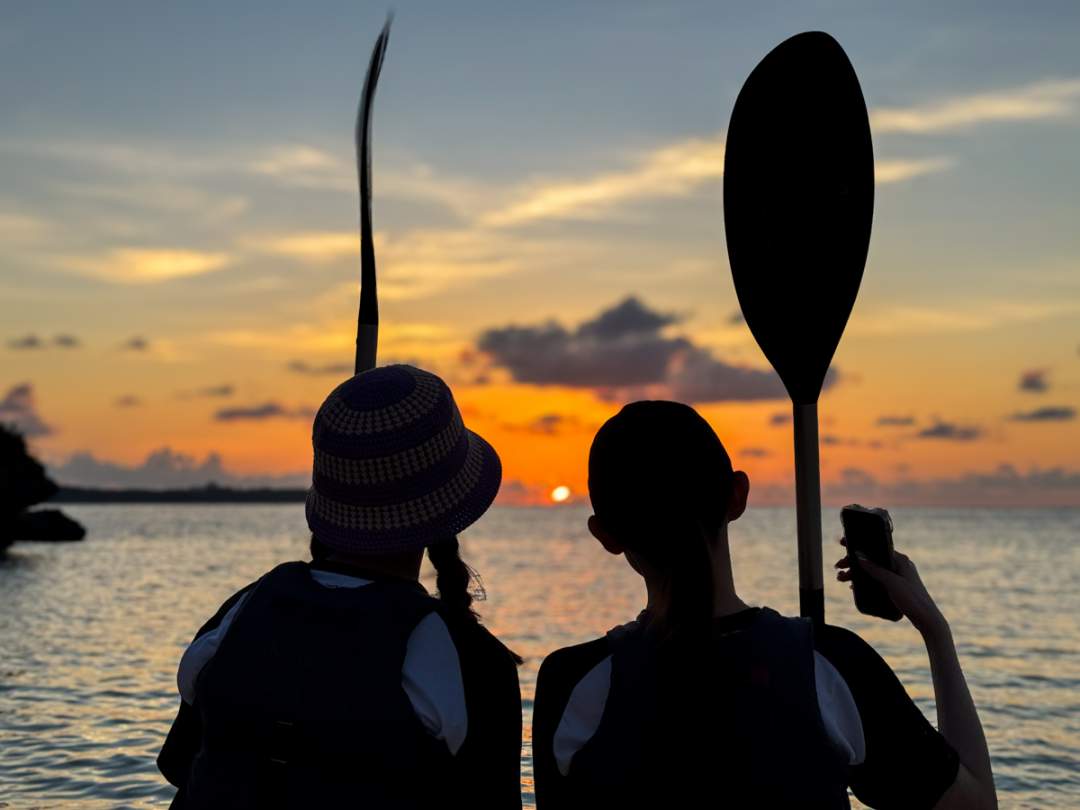 恩納村【サンセットシーカヤック】沖縄の夕日に癒される｜カップル・女性に人気｜レンタル品・写真動画すべてコミコミ
