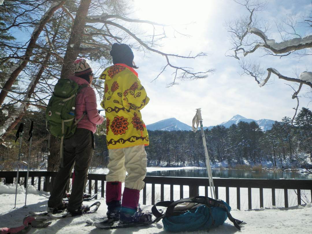 青く輝く神秘の五色沼スノーシューツアー