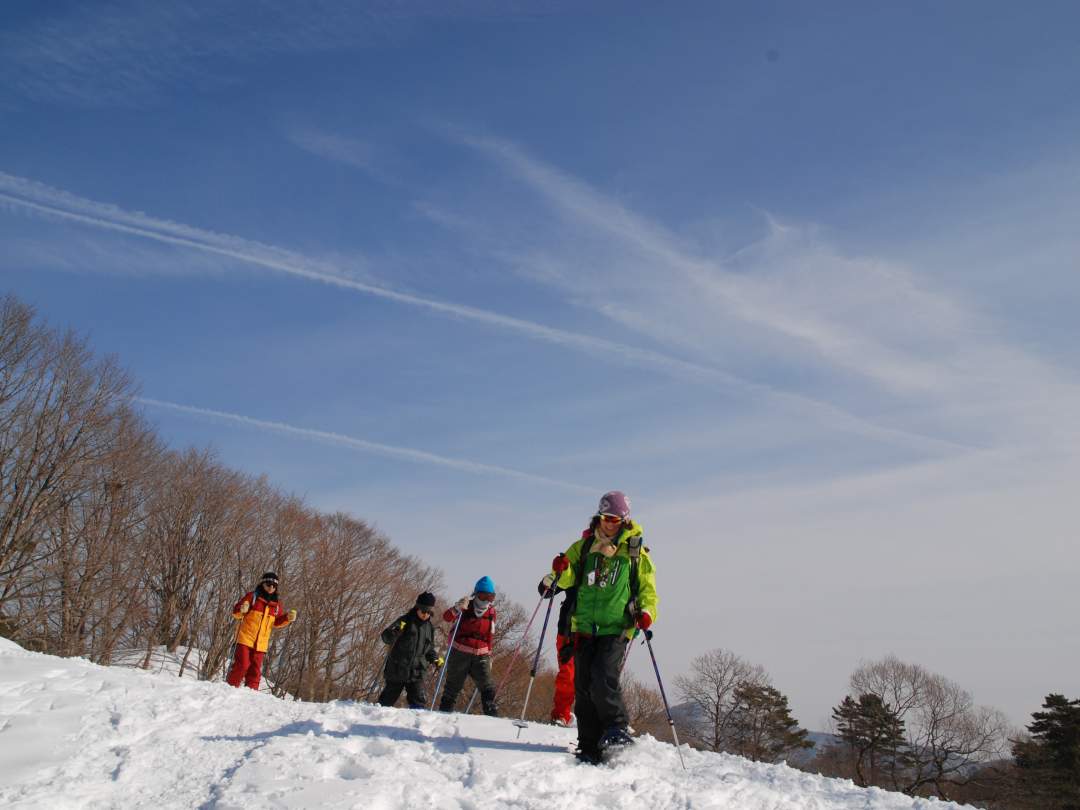 慣れないうちは下ばかり見て見えるのは雪原ばかり。目線を上げれば澄んだ冬の空が広がります。