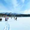 凍った湖面は広々した雪原
