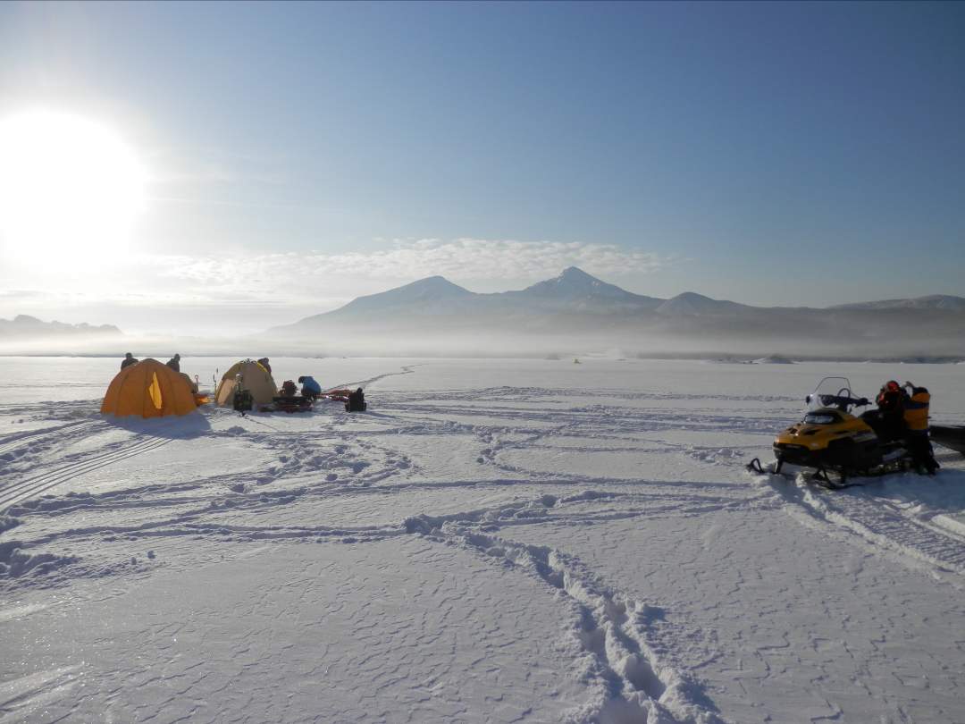 凍った桧原湖氷上を歩く　絶景体験