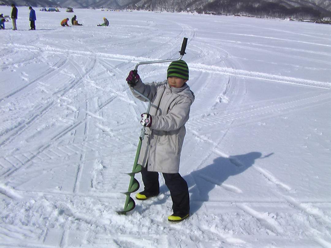 凍った桧原湖氷上を歩く　絶景体験