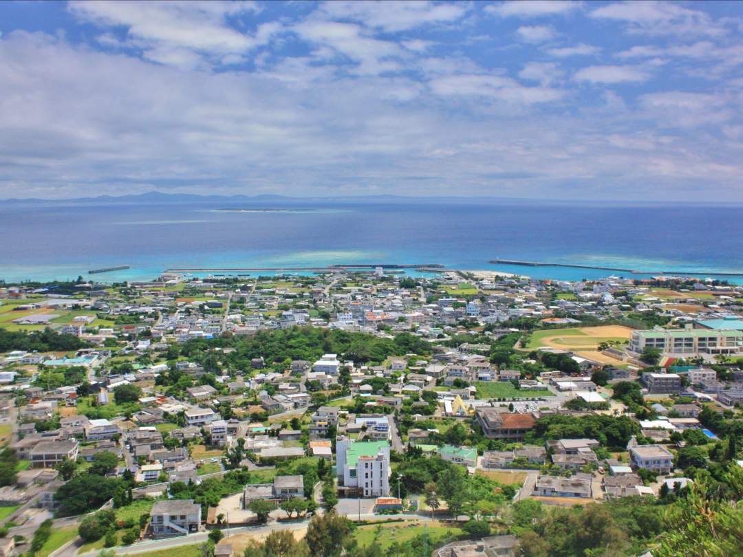 沖縄美ら海水族館からも良く見え、伊江島のシンボルとして知られる「城山（ぐすくやま）」は、「伊江島タッチュー」という愛称で親しまれています。「タッチュー」とは沖縄方言で、“先のとがっていること”という意味。その名の通り三角にとがった山で、山頂から見える360度パノラマビューは格別です！