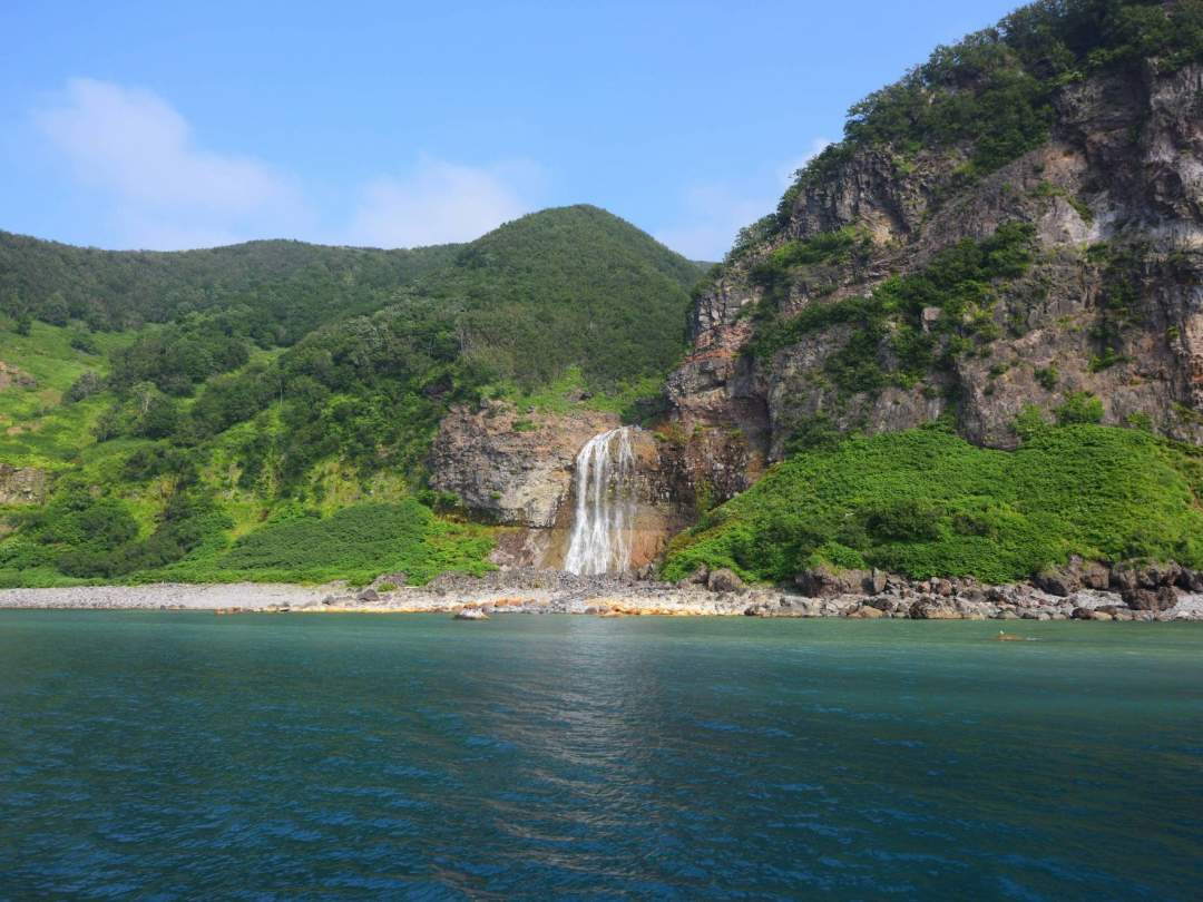 「神様の水」とアイヌ語で呼ばれているカムイワッカの滝☆硫黄の成分を大量に含んでいる温泉の滝です！