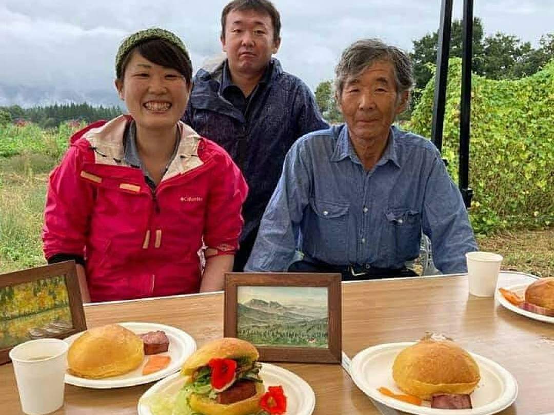 画面奥、木内晴基が担当者です