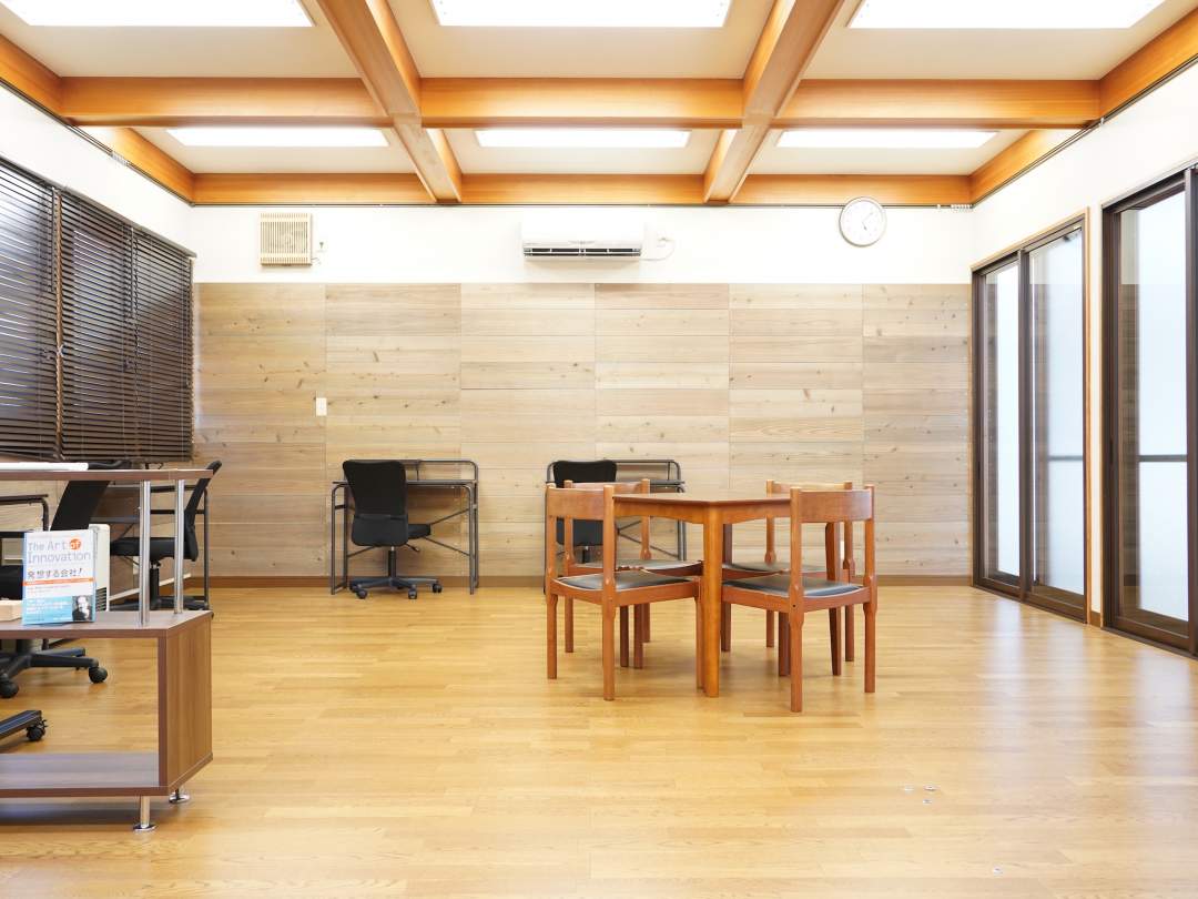 元々あった団地の集会所をシェアオフィスに！仕事も交流も、自由に使うことができる場所です！