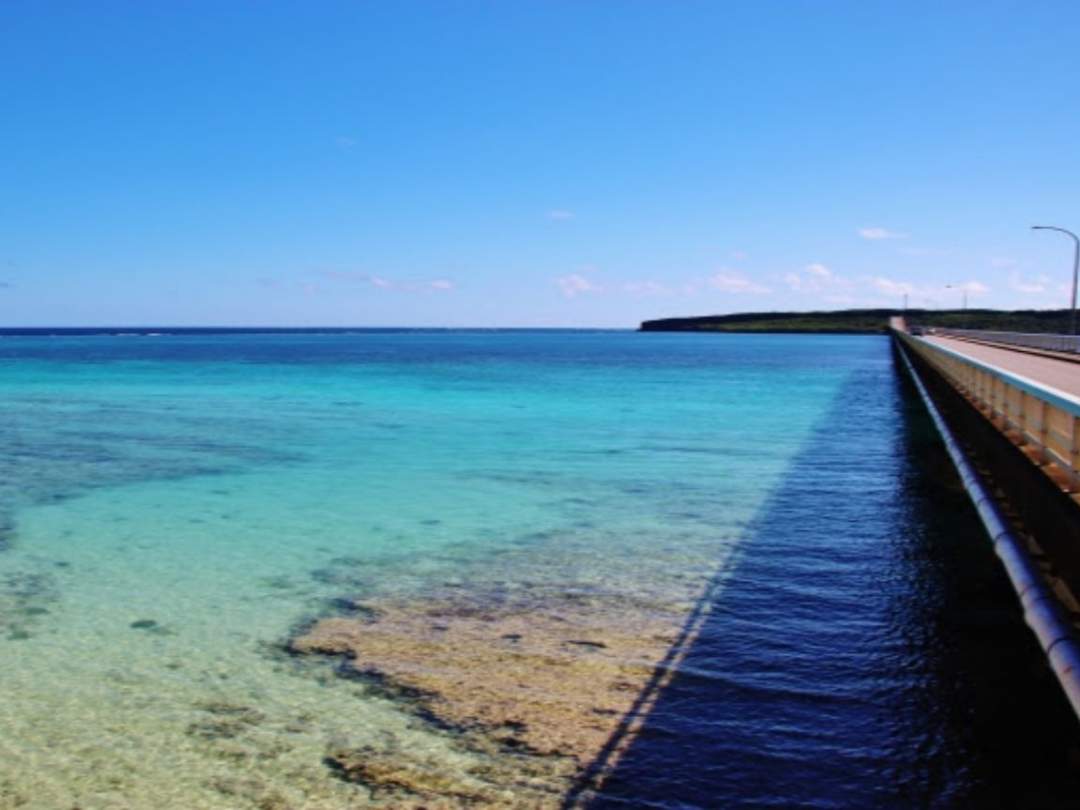 【沖縄・宮古島】《来間島周遊》ガイド撮影付き☆さとうきびに囲まれた道を来間ブルーが広がるビーチへ！