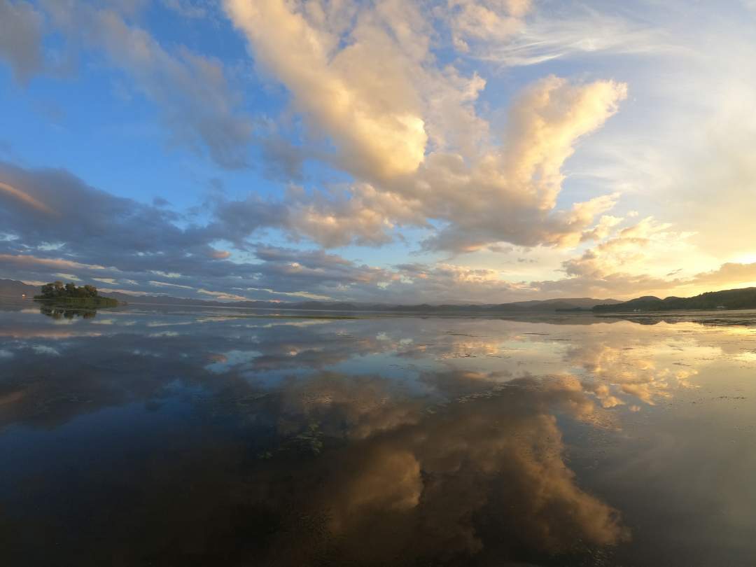 夕方の時間帯の収穫体験では、天候の条件が合うと上記の写真のように、雲や夕焼けが湖面に反射し、非常に美しいリフレクションを拝むことができるかも？！