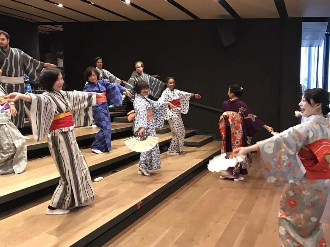 お扇子をお配りしますので、お扇子の開け方や閉め方をお稽古しましょう。
お扇子の扱いに慣れたら早速日本舞踊のお稽古開始です！