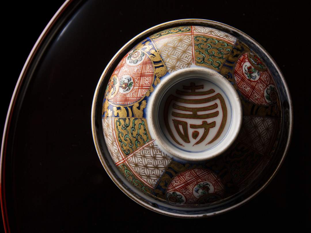 料理を彩る器は、内閣総理大臣賞など、数々の栄誉に輝く輪島塗の巨匠・市中佑佳氏の作品をはじめ、古伊万里焼や有田焼を厳選しております。
