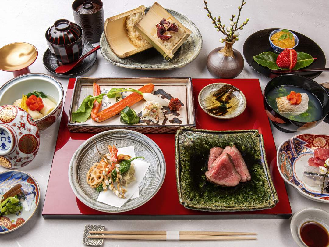 料理はもとより、器やたたずまい、おもてなしに粋を極め、失われつつある日本食文化を守ることを使命としているお店です。現在の日本料理界を代表する八田克彦料理長は、四季折々の旬の素材を大切にした味わいの数々をご提供いたします。