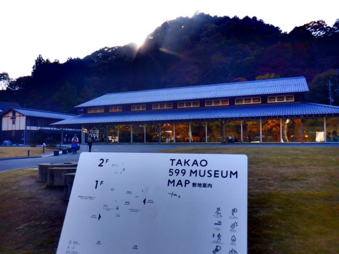 近くにお団子屋さん、蕎麦屋さん、駅には高尾山温泉 極楽湯も併設されて 下山後にもリラックスできますよ。