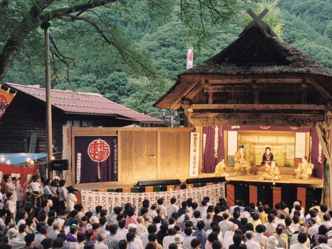 神にささげる奉納歌舞伎として行われてきた檜枝岐の伝統歌舞伎です。