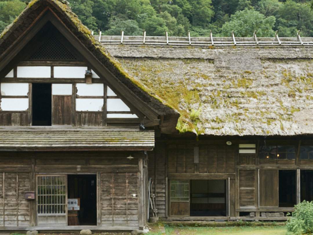 昔ながらの曲がり家、かやぶき屋根の古民家でお待ちしております