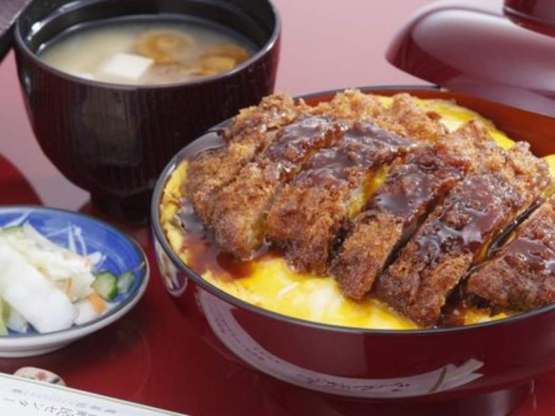 雪の下の宝探し！ 甘々の雪堀キャベツの収穫体験