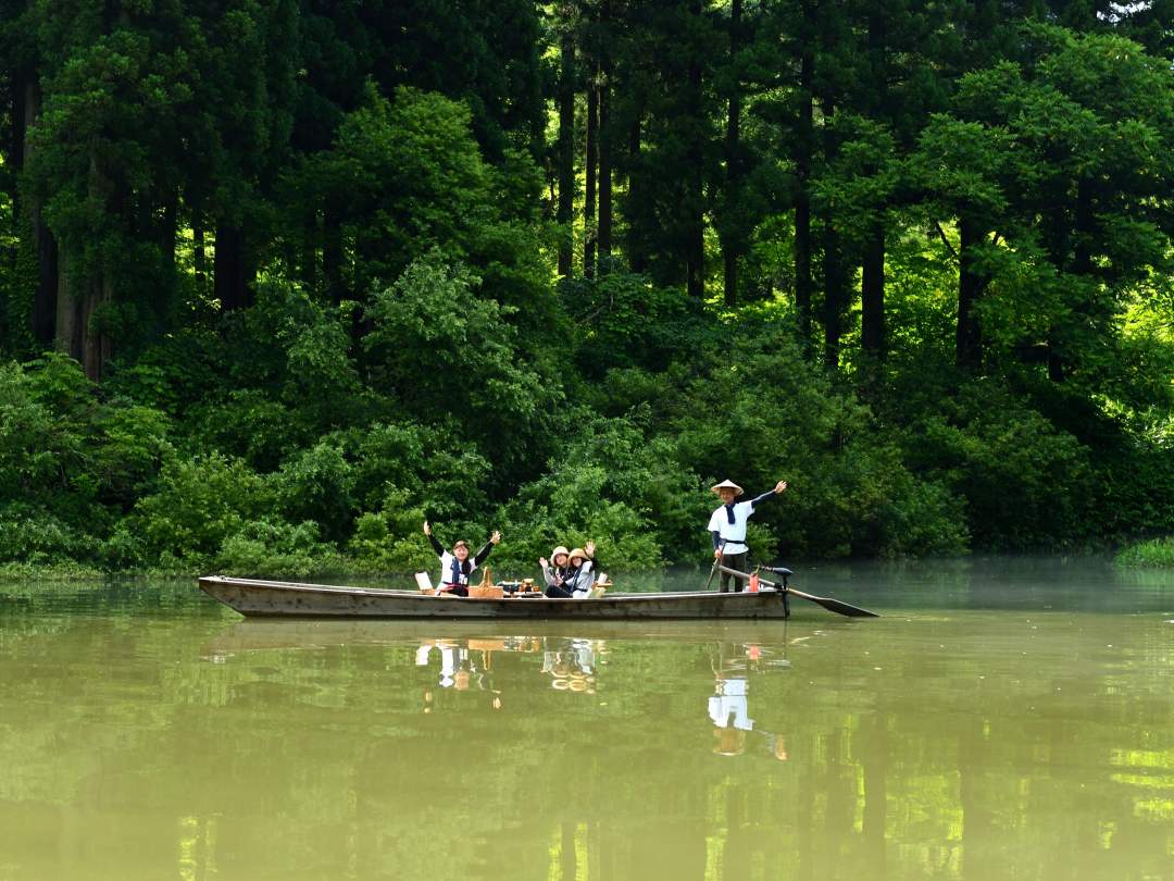 明け染めぬ霧幻峡で過ごす　水上の贅沢朝時間