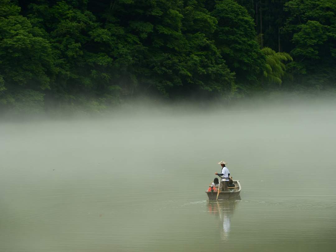 明け染めぬ霧幻峡で過ごす　水上の贅沢朝時間