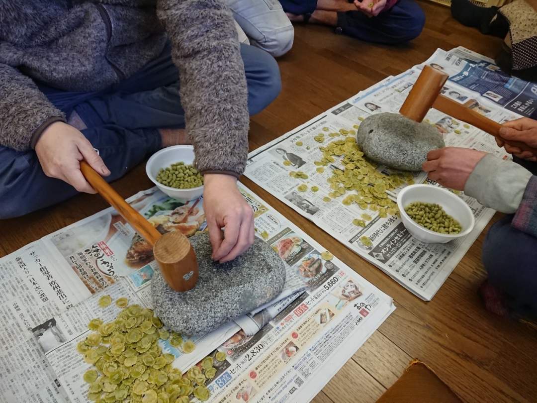 郷土料理の「打ち豆」をつくる体験もできます。