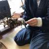 薪ストーブの前で作業