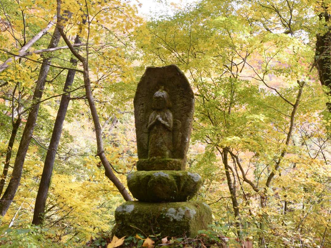 登り口が面する集落によって、お供えするものが異なるという逸話が残っています。