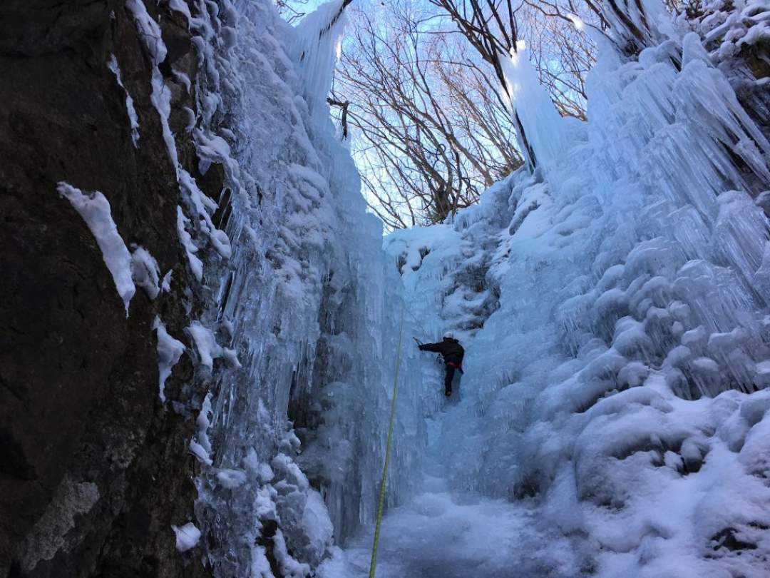 午後は、希望があれば高さ約25Mに挑戦も!! 氷壁に囲まれて、圧巻！