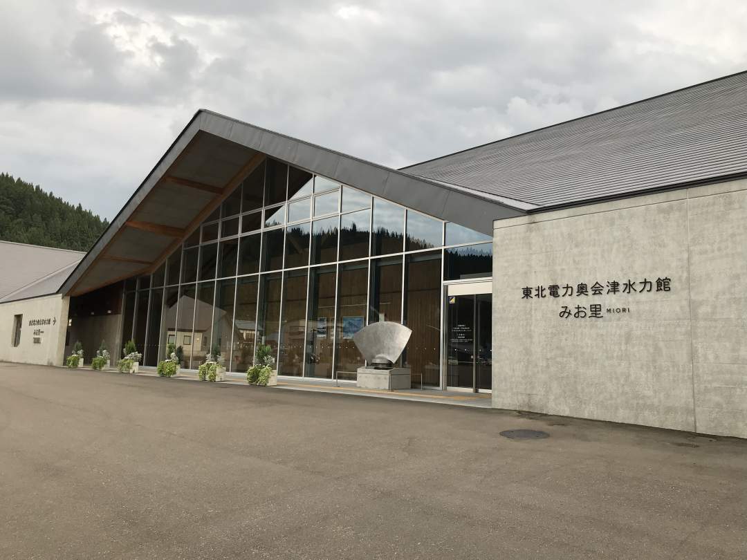 道の駅「奥会津かねやま」の隣にあります。館内では絵画作品などを鑑賞できます。