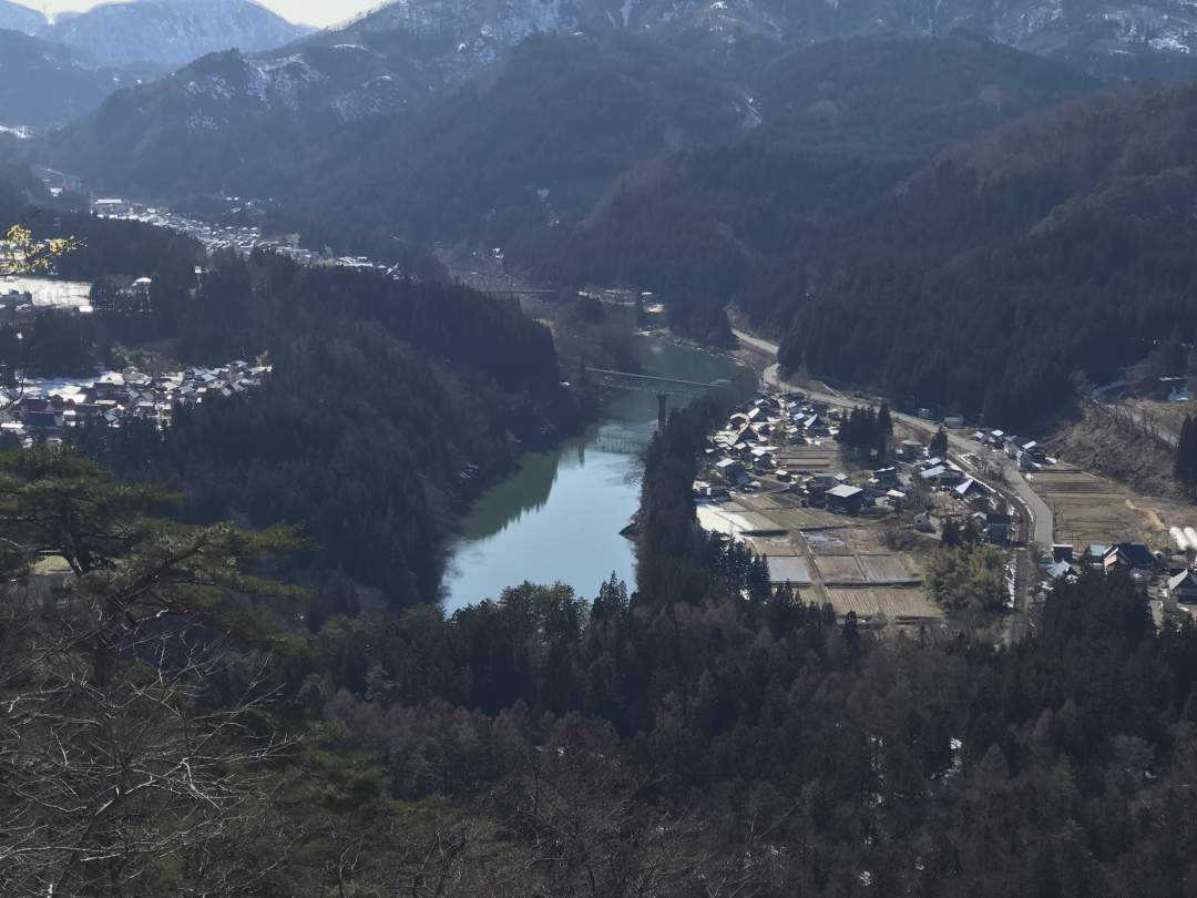 この場所は道の駅から遠いのであまり知られていませんが、第二只見川橋梁を俯瞰できる場所です。