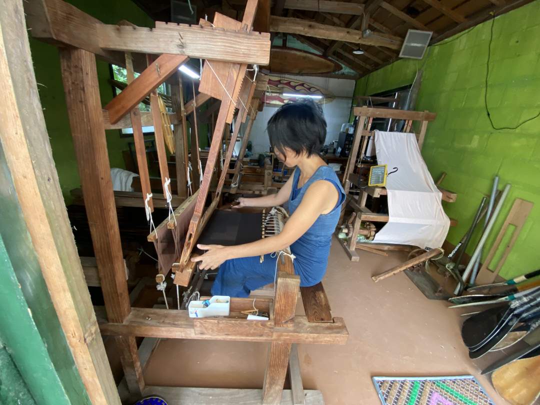 大島紬の里、龍郷町ではた織り体験