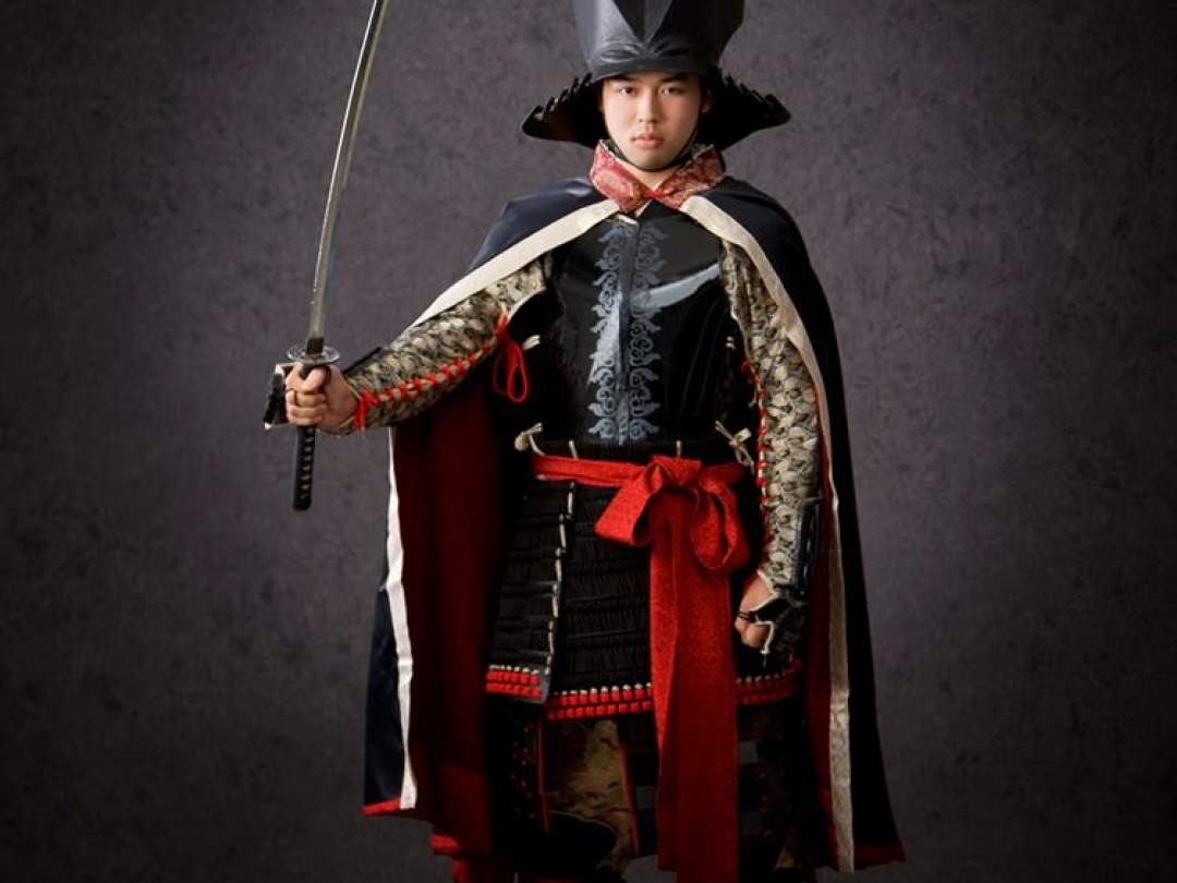 勇壮な武将でありながら會津の街と産業の祖を築き、千家の茶道を復興に尽力した風雅の侍、蒲生氏郷公。  キリシタン大名で傾奇者だった氏郷公をイメージして西洋甲冑をベースに意識しております。漆黒に輝く勇壮な姿です。