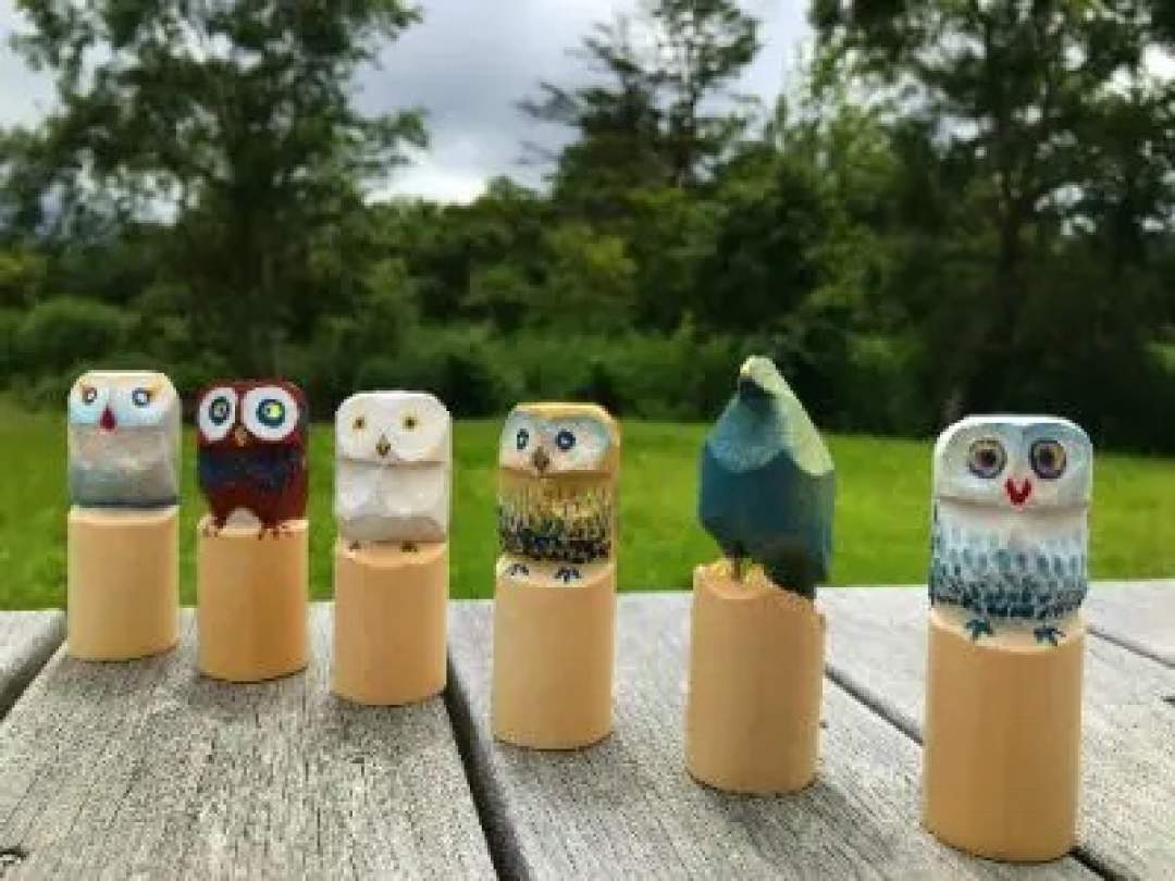 バードコールとは鳥の鳴き声をまねるおもちゃ。木材に刺さった金属のボルトを回すことで、こすれて鳥の鳴き声のように聞こえる物です。熟練者は複数の鳥の鳴き声そっくりの音を出すことができるとか。福を呼ぶふくろうの絵付けをしちゃいましょう！