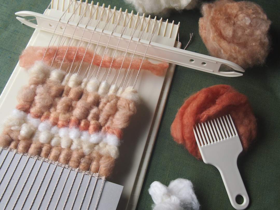ふわふわシルクで遊ぼ「草木染め真綿で織るミニマット作り」ワークショップ