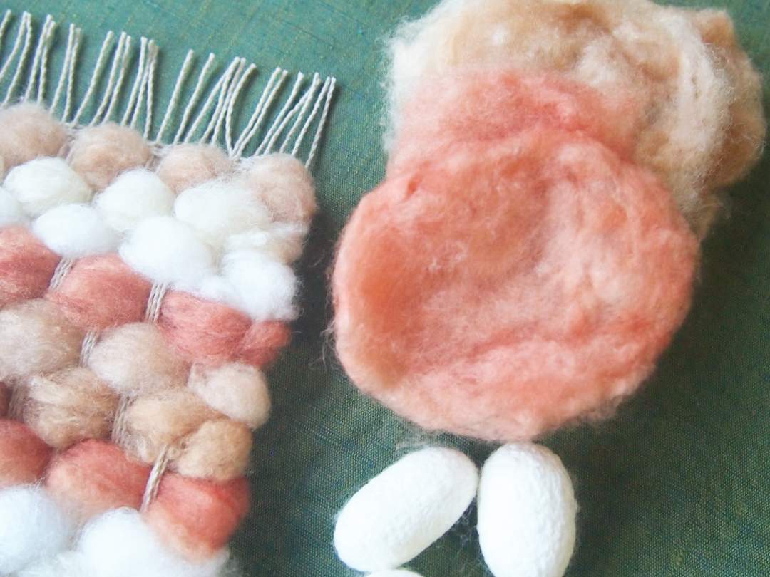 ふわふわシルクで遊ぼ「草木染め真綿で織るミニマット作り」ワークショップ