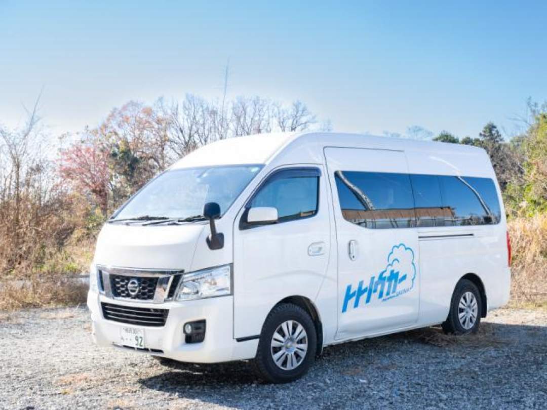 トトノウカーはユクシ号・カクシ号・コルメ号の三種類があります。こちらはユクシ号。
各タイプによって利用人数やサウナ室の大きさが違うため、早く温まりやすいもの、ロウリュの熱波が感じやすいもの、広くてゆったりできるものなど用途に合わせて選ぶことができます。